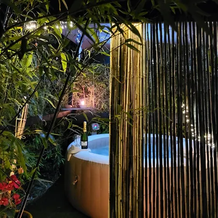 Dans Village Idyllique Entre Et Vignes